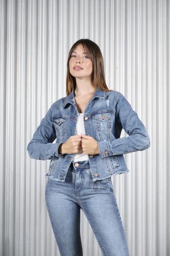 CAMPERA CON ROTURA Y TACHAS