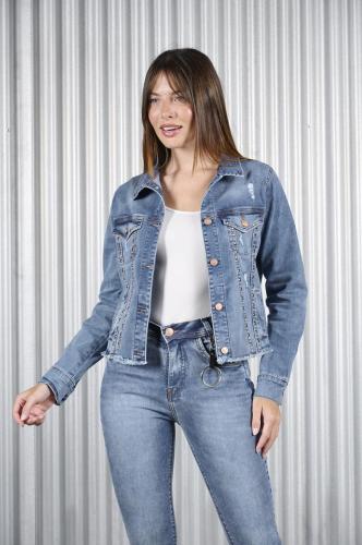 CAMPERA CON ROTURA Y TACHAS