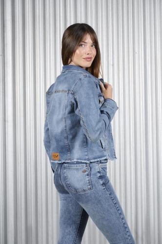 CAMPERA CON ROTURA Y TACHAS