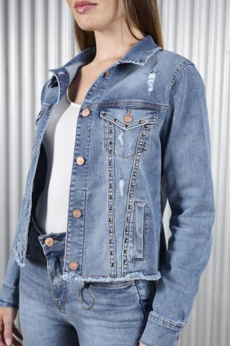 CAMPERA CON ROTURA Y TACHAS