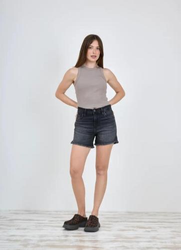 SHORT NEGRO HUMO DEFLECADO CON ABERTURA LATERAL ELASTIZADO