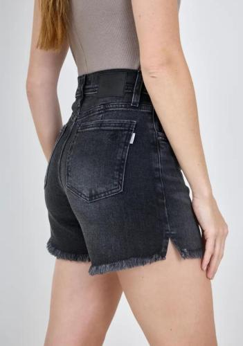 SHORT NEGRO HUMO DEFLECADO CON ABERTURA LATERAL ELASTIZADO