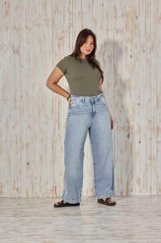 WIDE LEG CROP CELESTE CON RUEDO RÍGIDO