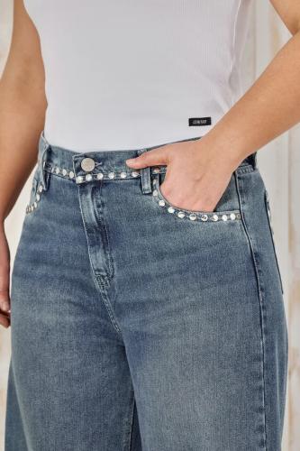 BAGGY MATIZADO CON TACHAS EN BOLSILLO RIGIDO