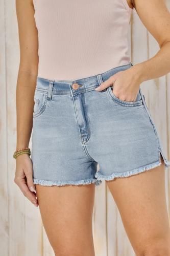 SHORT CELESTE DEFLECADO CON ABERTURA LATERAL ELASTIZADO