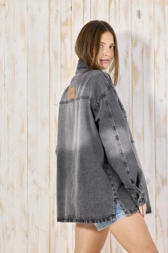 CAMISA OVERSIZE GRIS CON ABERTURA LATERAL RÍGIDO