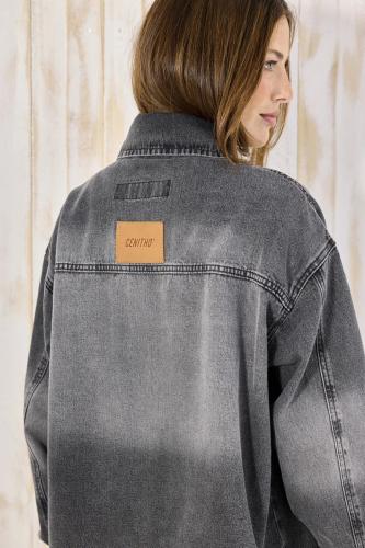 CAMISA OVERSIZE GRIS CON ABERTURA LATERAL RÍGIDO